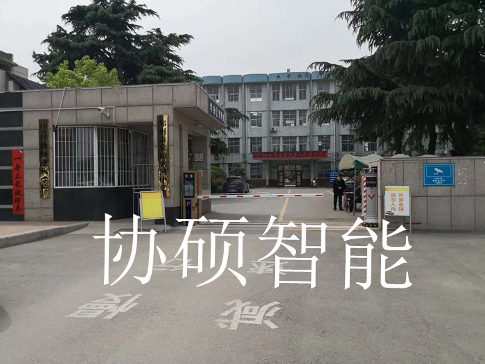 荥阳索河中学  LCD高速车牌识别一体机  停车管理系统